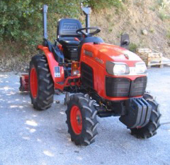 Tracteur KUBOTA 2530 avec broyeur à axe horizontal CARONI