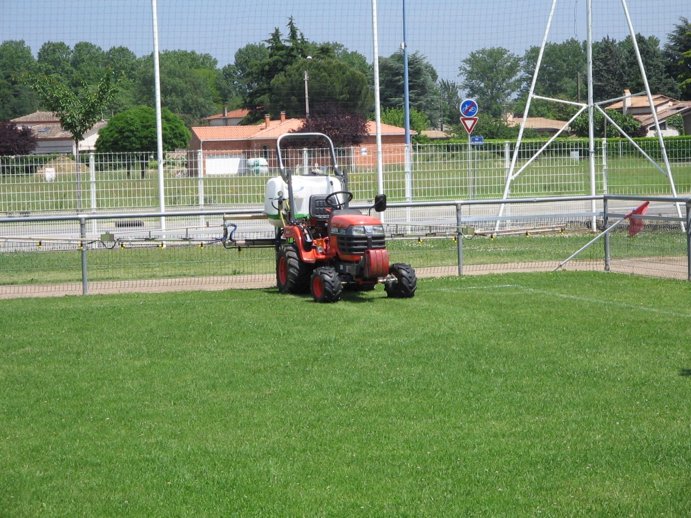 Désherbage sélectif sur un terrain de sport